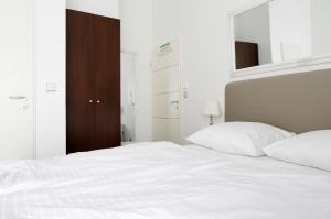 Postel nebo postele na pokoji v ubytování NIEB by ROCKCHAIR Apartments l SUPERHOST Status l 3 Bedrooms Boxspringbeds 3 Bathrooms in Center "Kurfürstendamm" - Cozy Family & Business Flair welcomes you!