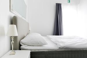 Postel nebo postele na pokoji v ubytování NIEB by ROCKCHAIR Apartments l SUPERHOST Status l 3 Bedrooms Boxspringbeds 3 Bathrooms in Center "Kurfürstendamm" - Cozy Family & Business Flair welcomes you!