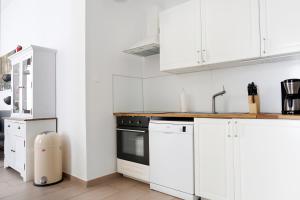 Kuchyň nebo kuchyňský kout v ubytování NIEB by ROCKCHAIR Apartments l SUPERHOST Status l 3 Bedrooms Boxspringbeds 3 Bathrooms in Center "Kurfürstendamm" - Cozy Family & Business Flair welcomes you!