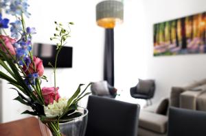 Posezení v ubytování NIEB by ROCKCHAIR Apartments l SUPERHOST Status l 3 Bedrooms Boxspringbeds 3 Bathrooms in Center "Kurfürstendamm" - Cozy Family & Business Flair welcomes you!