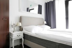 Postel nebo postele na pokoji v ubytování NIEB by ROCKCHAIR Apartments l SUPERHOST Status l 3 Bedrooms Boxspringbeds 3 Bathrooms in Center "Kurfürstendamm" - Cozy Family & Business Flair welcomes you!