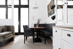 Posezení v ubytování NIEB by ROCKCHAIR Apartments l SUPERHOST Status l 3 Bedrooms Boxspringbeds 3 Bathrooms in Center "Kurfürstendamm" - Cozy Family & Business Flair welcomes you!