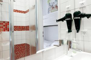 Koupelna v ubytování NIEB by ROCKCHAIR Apartments l SUPERHOST Status l 3 Bedrooms Boxspringbeds 3 Bathrooms in Center "Kurfürstendamm" - Cozy Family & Business Flair welcomes you!