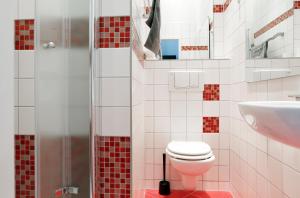Koupelna v ubytování NIEB by ROCKCHAIR Apartments l SUPERHOST Status l 3 Bedrooms Boxspringbeds 3 Bathrooms in Center "Kurfürstendamm" - Cozy Family & Business Flair welcomes you!
