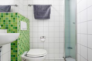 Koupelna v ubytování NIEB by ROCKCHAIR Apartments l SUPERHOST Status l 3 Bedrooms Boxspringbeds 3 Bathrooms in Center "Kurfürstendamm" - Cozy Family & Business Flair welcomes you!
