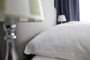 Postel nebo postele na pokoji v ubytování NIEB by ROCKCHAIR Apartments l SUPERHOST Status l 3 Bedrooms Boxspringbeds 3 Bathrooms in Center "Kurfürstendamm" - Cozy Family & Business Flair welcomes you!