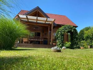a house with a large yard with a yard at Drvena kuća Marta in Belaj
