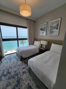 Postel nebo postele na pokoji v ubytování Solo RealtyHH Apartments - Address Residence Fujairah