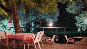 BunaHotel Vila Ivanković的桌椅、桌子和树