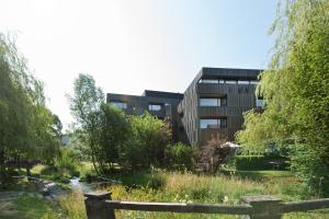Um jardim no exterior de Hotel am See