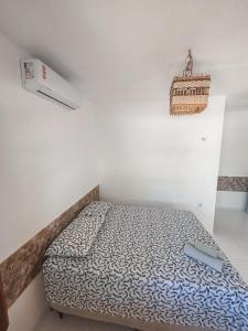 una piccola camera da letto con un letto in una stanza di La Tata Chalé a Barra Grande