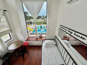 Bazén v ubytování Memerang Tiny House & Pool near Merang Jetty nebo v jeho okolí