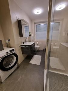 Koupelna v ubytování Ferienwohnung mit Garten und Bergblick + 37 fotografií