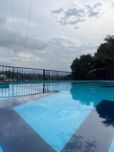 Bazén v ubytování OYO 278 Hotel Rivelka nebo v jeho okolí + 21 fotografií