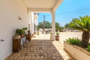 Κήπος έξω από το Masseria Marcantonio by BarbarHouse
