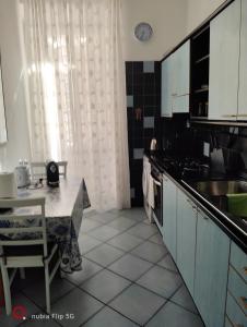 une cuisine avec une table et un comptoir dans l'établissement Vatican's apartment, à Rome
