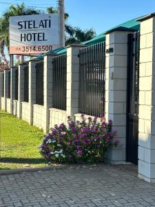 un hotel con flores frente a un edificio en Hotel Stelati, en Jaguariúna