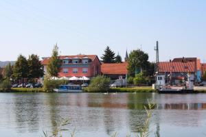 Výhled na řeku, která protéká v blízkosti hotelu