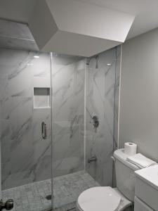 Ванная комната в Stunning Furnished 2 Bedroom 2 Washroom Basement Apartment