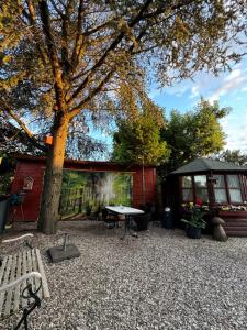 a patio with a table and a tree and a building at Family & Friends Hannover 75m2, Messe in Hannover