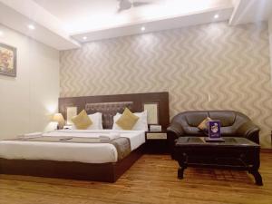 Postel nebo postele na pokoji v ubytování Hotel Waterfall Paschim Vihar Delhi