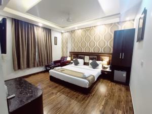 Postel nebo postele na pokoji v ubytování Hotel Waterfall Paschim Vihar Delhi