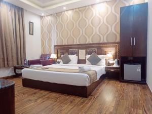 Postel nebo postele na pokoji v ubytování Hotel Waterfall Paschim Vihar Delhi