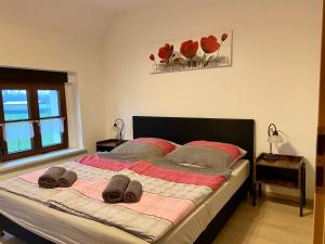 a bedroom with a large bed with two towels on it at Ferienwohnung 2 Schlafzimmer Brandenburg in Stüdenitz