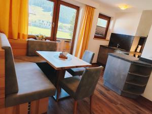 Telewizja i/lub zestaw kina domowego w obiekcie Zeitlos Apartments - Gerlos