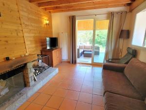 un salon avec un canapé et une cheminée dans l'établissement Maison calme avec jardin, 3 chambres, cheminée proche station de ski - FR-1-393-151, à Saint-Michel-de-Chaillol