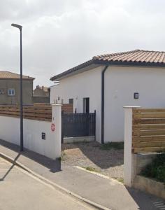 Budova, kde se apartmán nachází + 2 fotografie