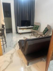 サン・ビセンテにあるSala living 809のソファと椅子2脚のあるリビングルーム