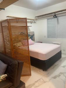 サン・ビセンテにあるSala living 809の大きなベッドとソファのある寝室