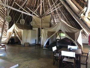 En restaurant eller et andet spisested på Shikamoo Cottage