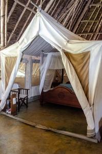 En eller flere senge i et værelse på Shikamoo Cottage