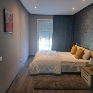 een slaapkamer met een groot bed en een raam bij Studio ALMASSIRA in Casablanca