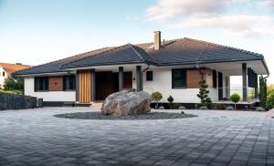 萨拉热窝Hillmax Residence的一座前面有一块大石头的房子