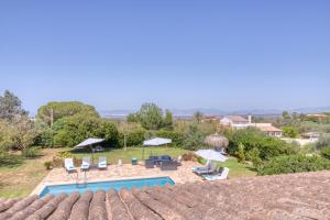 Bazén v ubytovaní Villa Kentia Mallorca, charming and stylish country house close to Palma alebo v jeho blízkosti