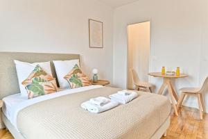 ein Schlafzimmer mit einem Bett mit Handtüchern darauf in der Unterkunft Studio agréable et tout équipé - Montreuil in Montreuil