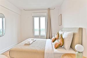 ein weißes Schlafzimmer mit einem großen Bett und einem Fenster in der Unterkunft Studio agréable et tout équipé - Montreuil in Montreuil + 6 Fotos