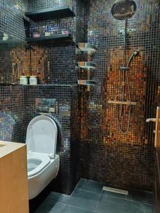 a bathroom with a toilet and a shower and a sink at Charmant appartement équipé près de Guéliz in Marrakech