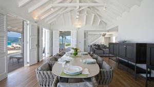 Χώρος καθιστικού στο Modern 7BR villa with breathtaking panoramic views