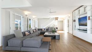 Χώρος καθιστικού στο Modern 7BR villa with breathtaking panoramic views