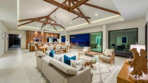 Χώρος καθιστικού στο Spectacular 5BR luxury villa with infinity pool