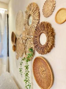 un muro con molti tipi diversi di ghirlande di Tropical hideaway near Antipolo Cathedral ad Antipolo