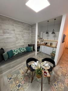 un soggiorno con un divano, un tavolo e delle sedie di Casa Térrea 2 Pax Olhão a Olhão