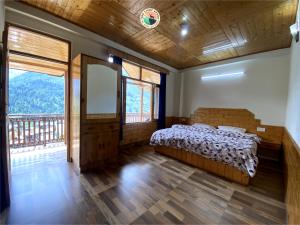 Vashishth x One Light Stays客房内的一张或多张床位