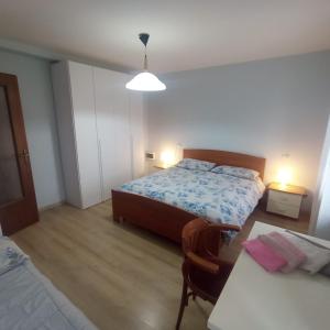 Un dormitorio con una cama y una mesa con una silla. en Mamma Mia Bed and Breakfast, en Gaggino Faloppio