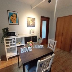 Un comedor con mesa y sillas en Mamma Mia Bed and Breakfast, en Gaggino Faloppio