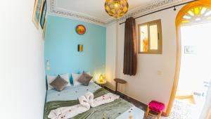 Riad Dar Yassine客房内的一张或多张床位